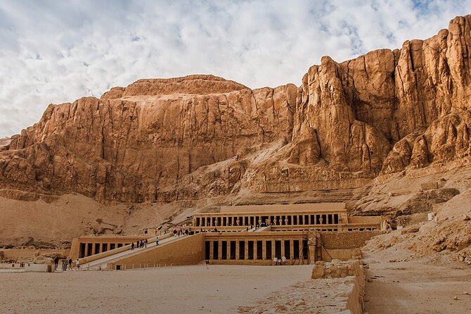 Private Tour: 7 Nights Pyramids & Nile Cruise +Flights from Cairo - Return to Cairo and the limits of the schedule