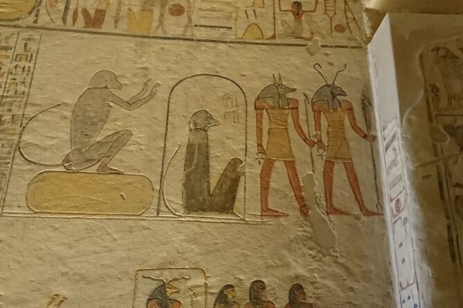 Private tour Valley of the Kings and King Tutankhamun Tomb - The Colossi of Memnon as a quick final stop