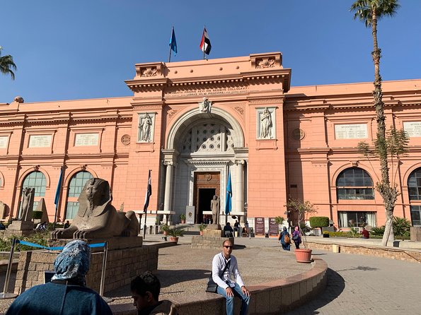Pyramids of Giza & Museum & Bazaar from Cairo private - Lunch in Giza after the museum