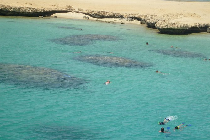 Ras Mohamed by Bus from Sharm elsheikh - The boat snorkeling stop