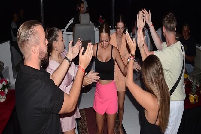 Yacht Cruise with Dinner & Oriental Show - Dinner with seafood, salad, and soft drinks